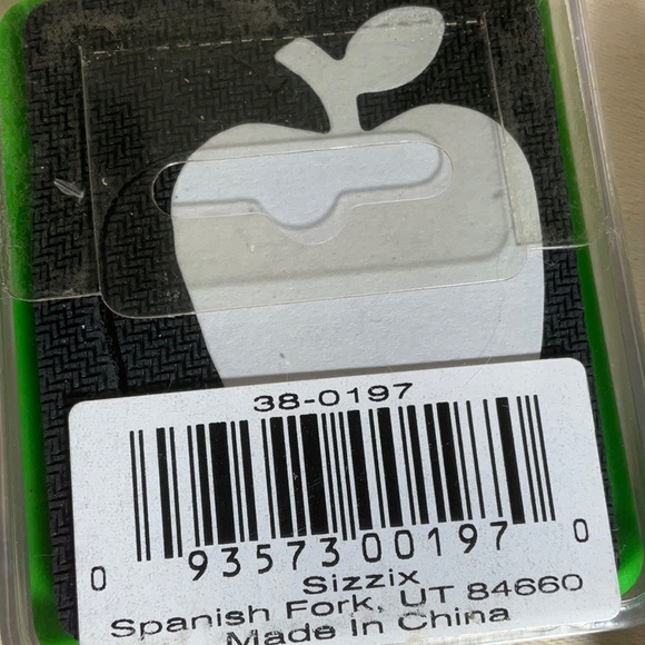 Sizzix Bundle of 4 Green dies - Jack O Lantern, Apple, Leaf #1 & Leaf #2 Tiny - Picture 5 of 7